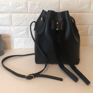 Premium leather bucket bag by The Stowe